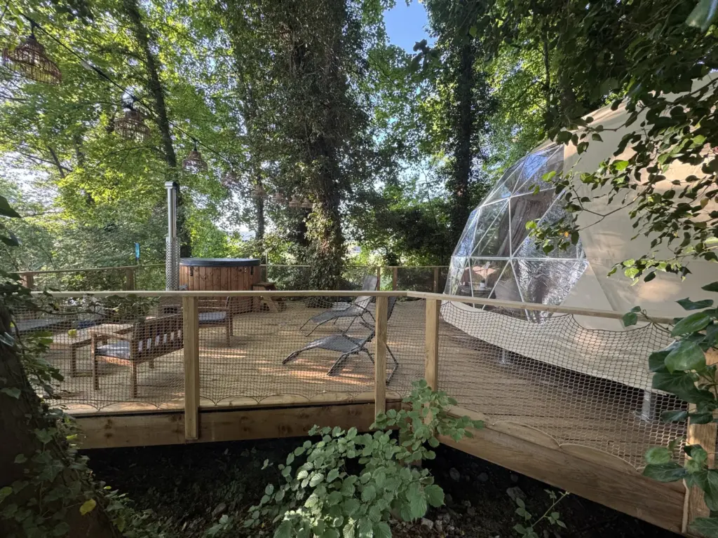 L'Île Merveilleuse : terrasse et dôme au bord de l'Andelle