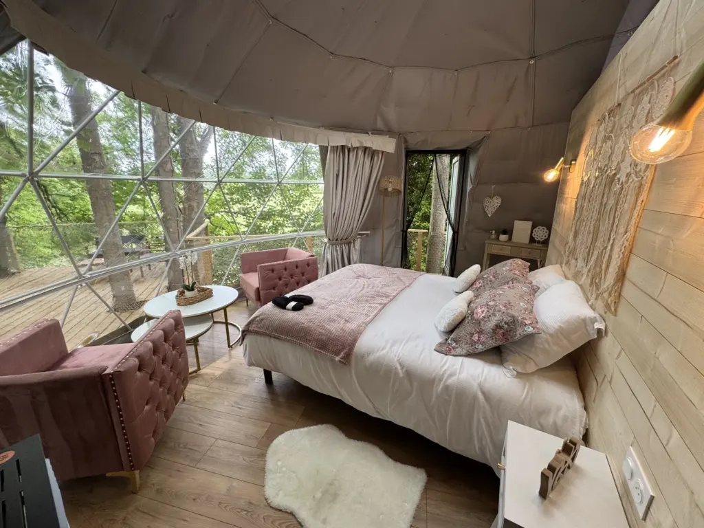 L'Île Merveilleuse : chambre et fauteuils du dôme