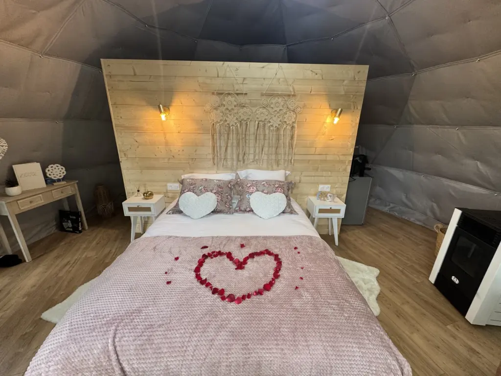 L'Île Merveilleuse : lit décoré pour une nuit romantique