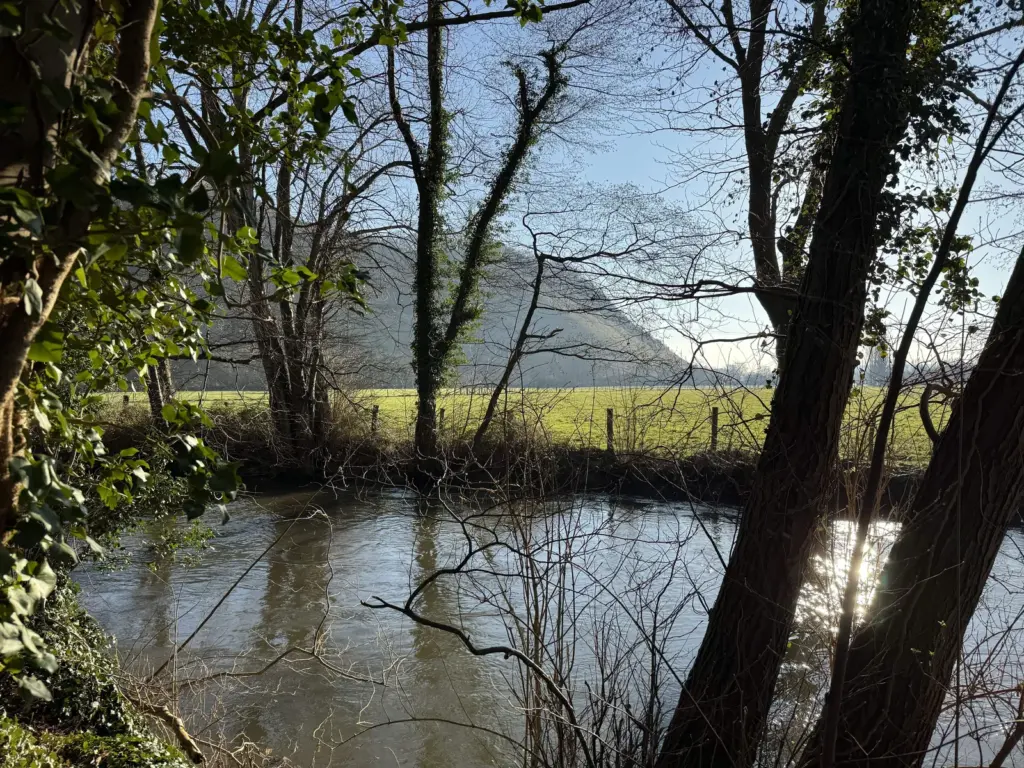 L'Île Merveilleuse : rivière au pied du domaine