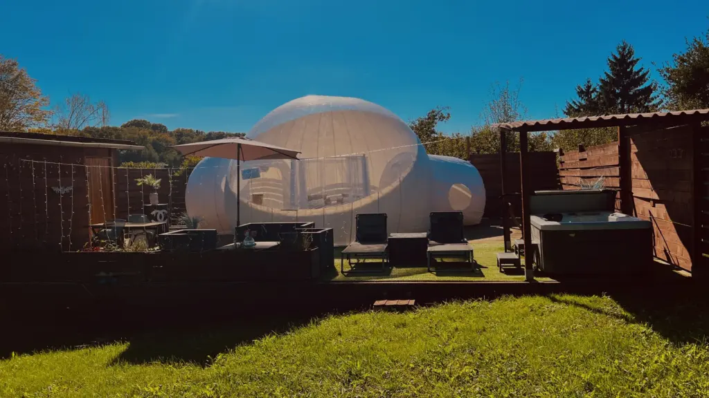 La Bulle des Rêves : bulle et spa dans le jardin sans vis-à-vis