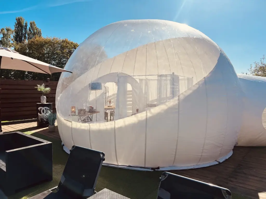 La Bulle des Rêves : bulle transparente et salon de jardin
