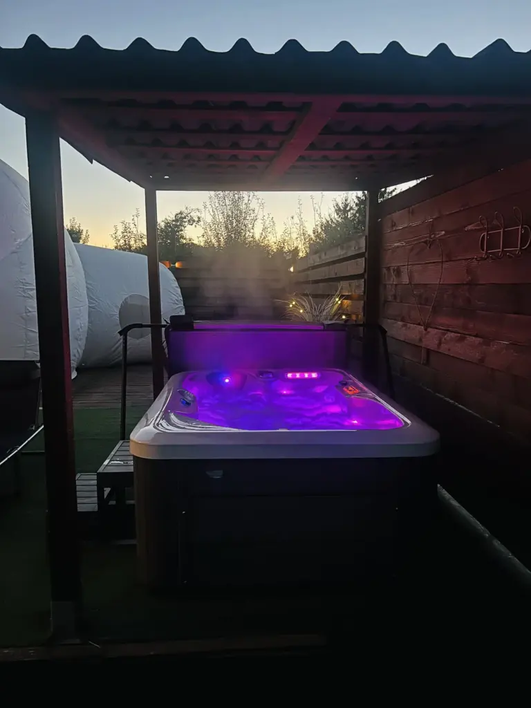 La Bulle des Rêves : spa illuminé à la tombée de la nuit