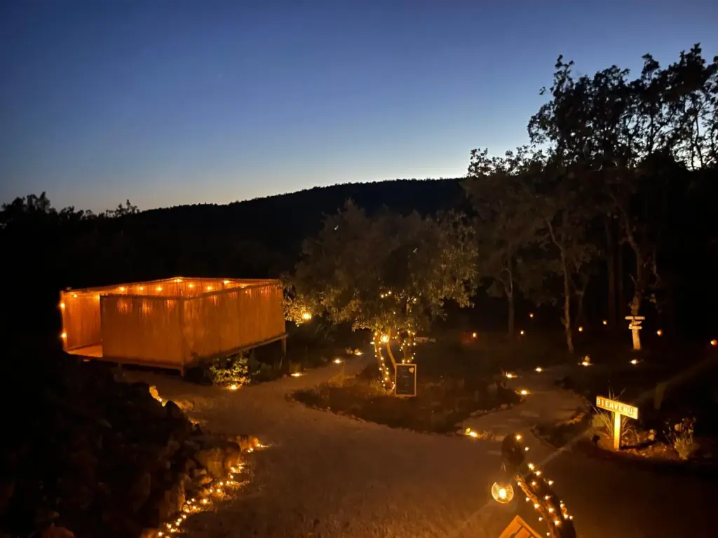 La Casa Mille et Une Nuits : le domaine éclairé au crépuscule