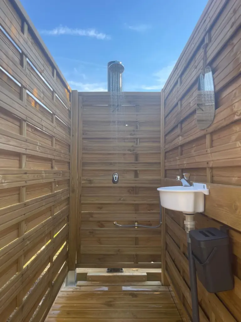 La Casa Mille et Une Nuits : douche solaire extérieure