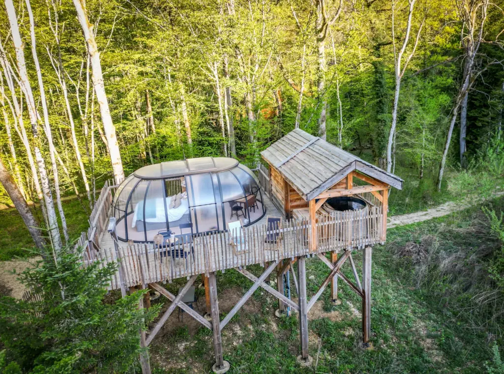 La Combe Rossignol : dôme perché et sa cabane vus d'en haut