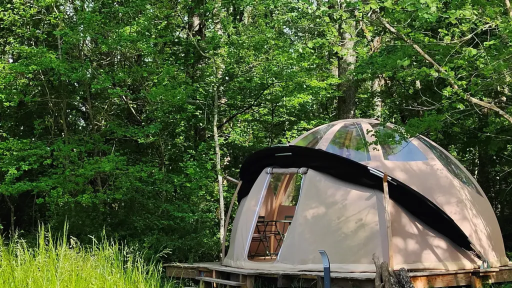 La Ferme de Razay : dôme en lisière de forêt