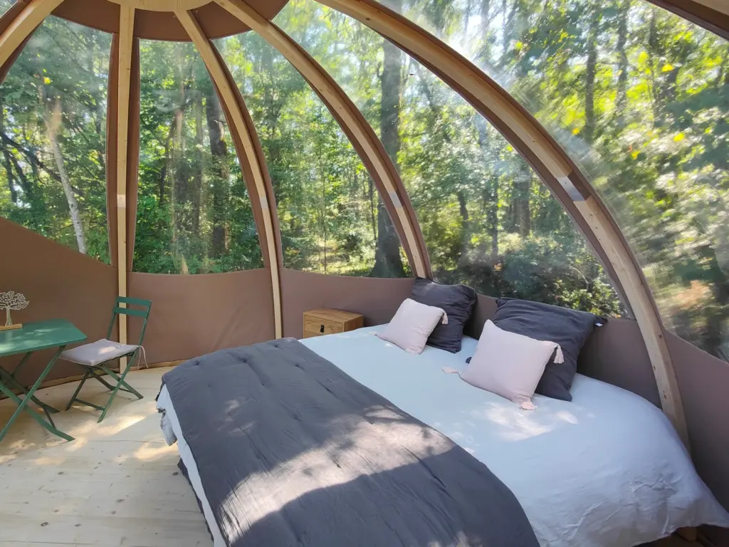 La Ferme de Razay : lit sous la coupole transparente
