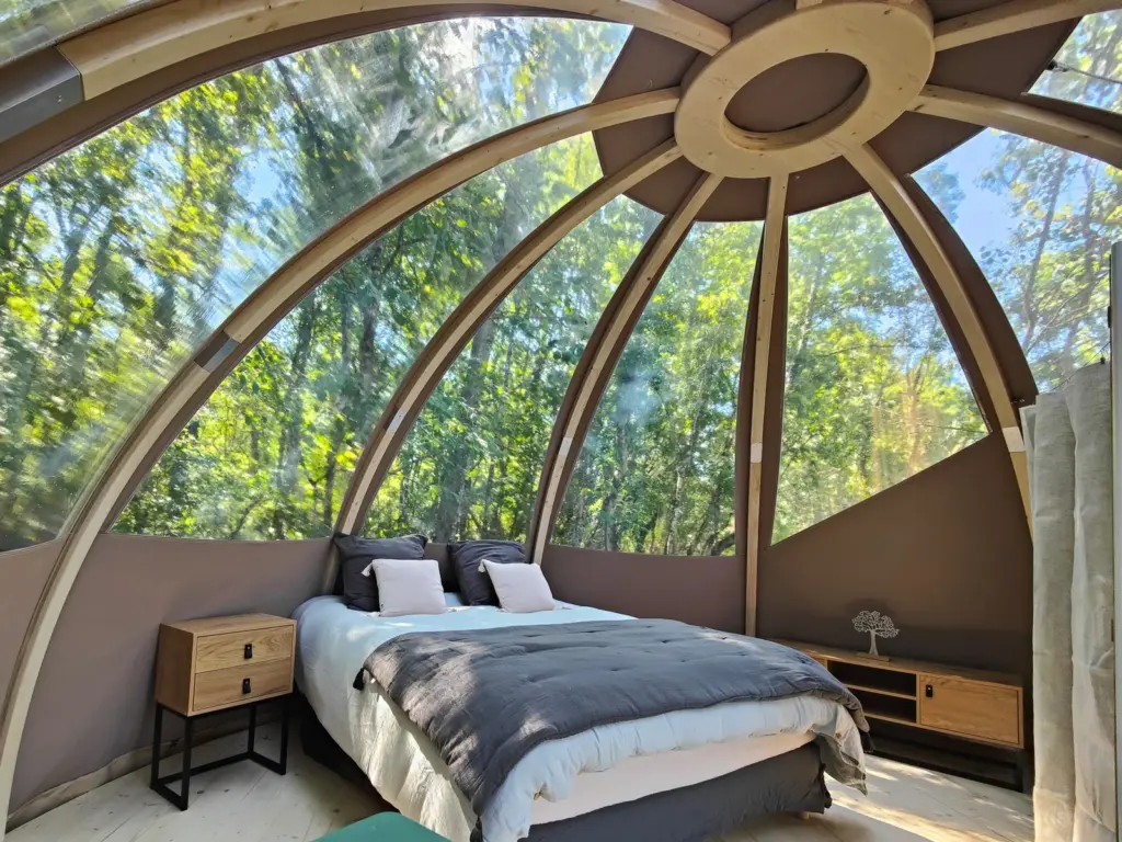 La Ferme de Razay : vue sur la forêt depuis le lit