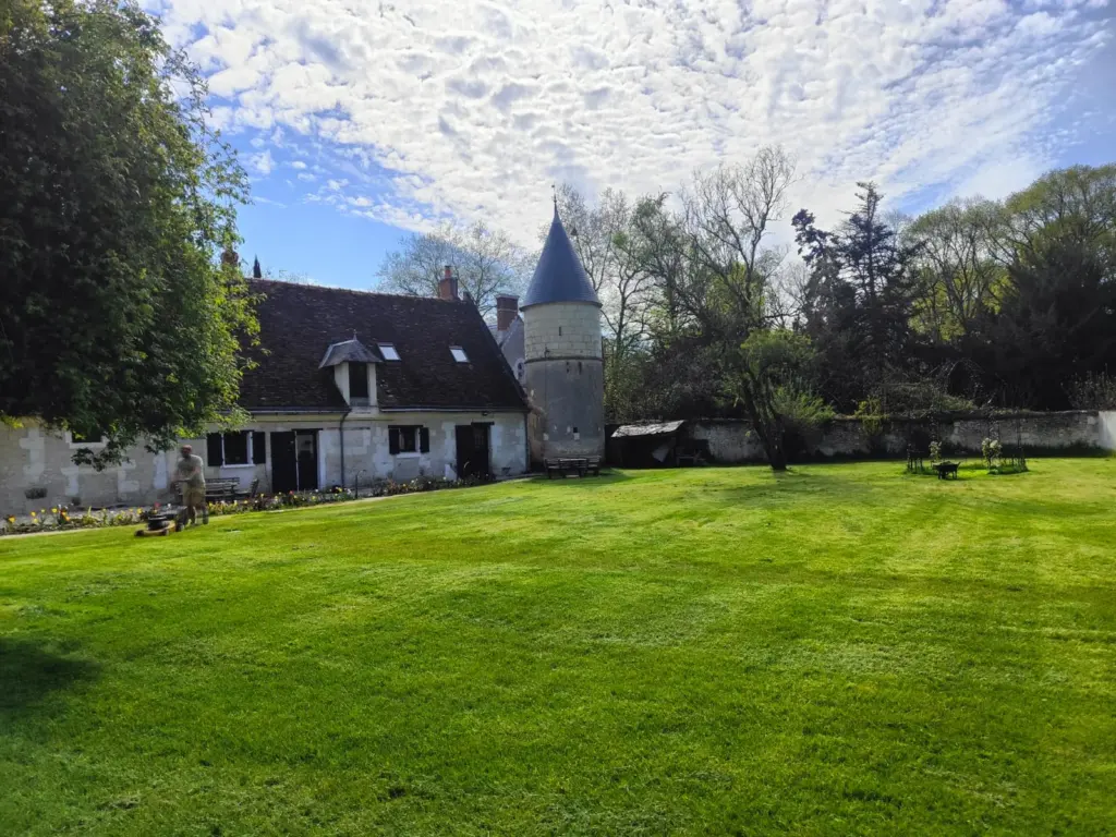 La Ferme de Razay : cour et pigeonnier de la ferme