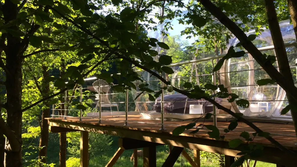 La Grange d'Hélène : bulle transparente sur sa terrasse dans la forêt