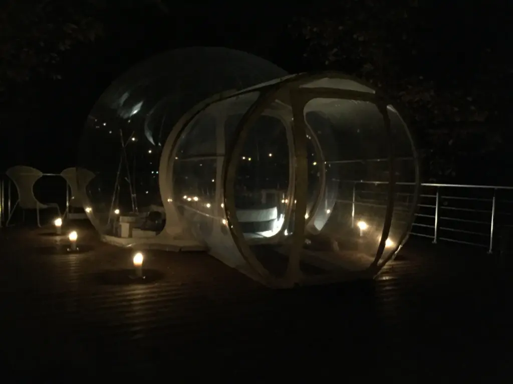 La Grange d'Hélène : bulle éclairée la nuit