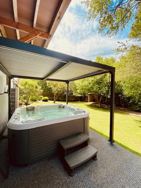 La Grange d'Hélène : spa extérieur du domaine