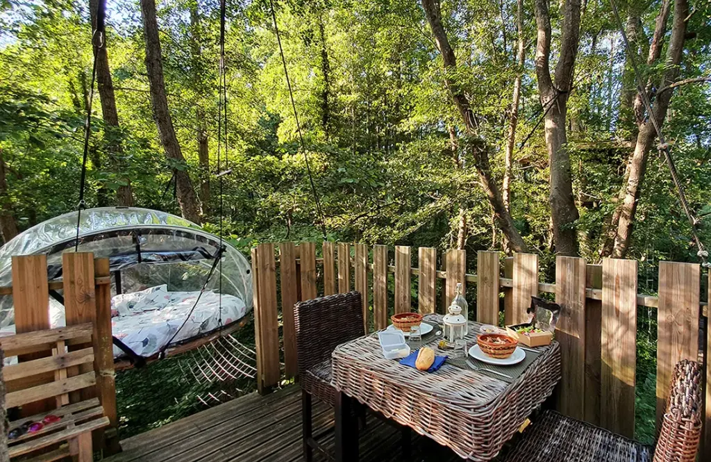 La Maison du Rocher : petit-déjeuner sur la terrasse de la Bulle Mi-Hauteur