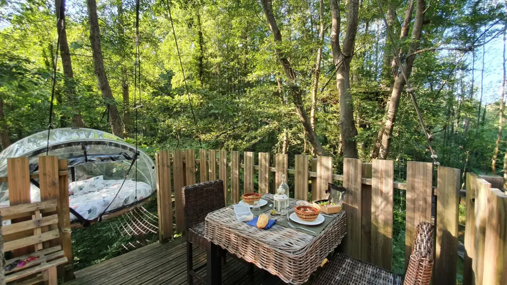 La Maison du Rocher : terrasse de la bulle dans les arbres