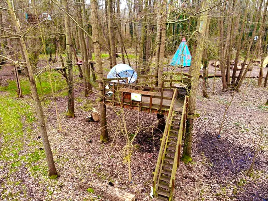 La Maison du Rocher : bulles perchées dans le bois