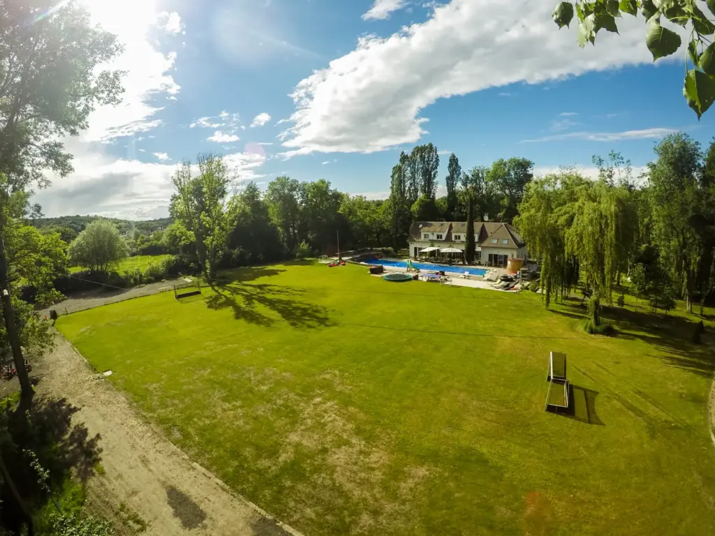 La Maison du Rocher : parc et piscine du domaine