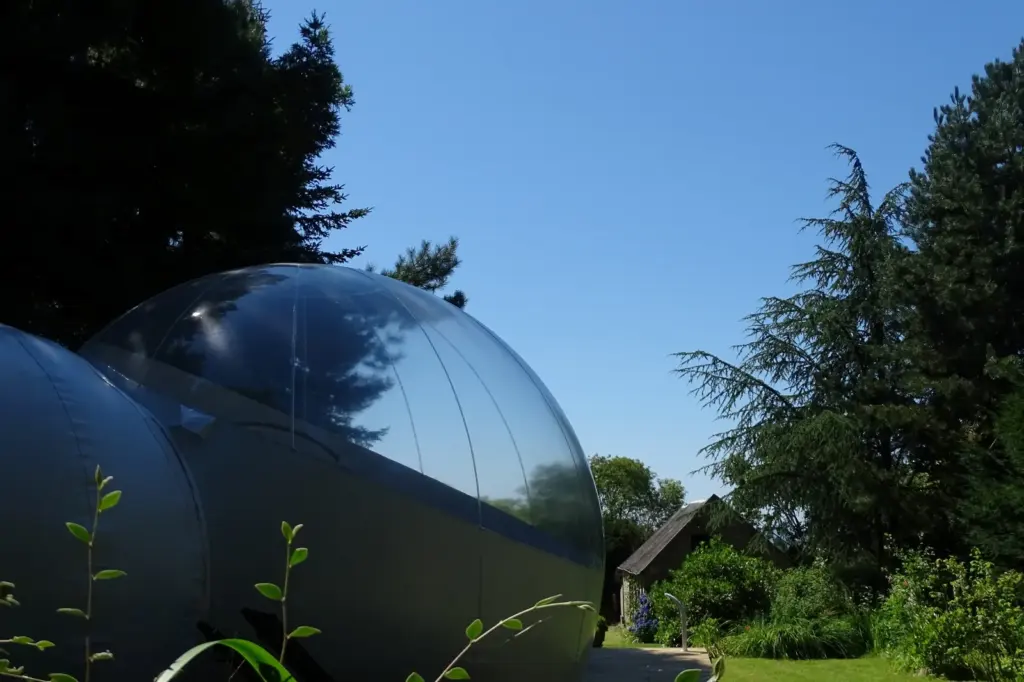 La Parenthèse Insolite : bulle sous les grands arbres du domaine