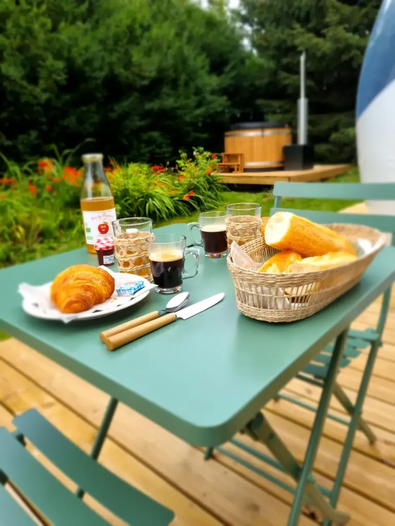 La Parenthèse Insolite : petit-déjeuner sur la terrasse