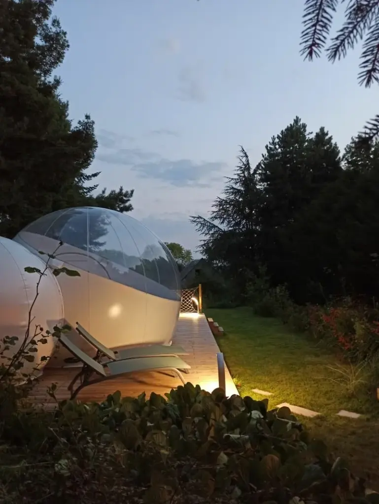 La Parenthèse Insolite : bulle éclairée à la tombée de la nuit