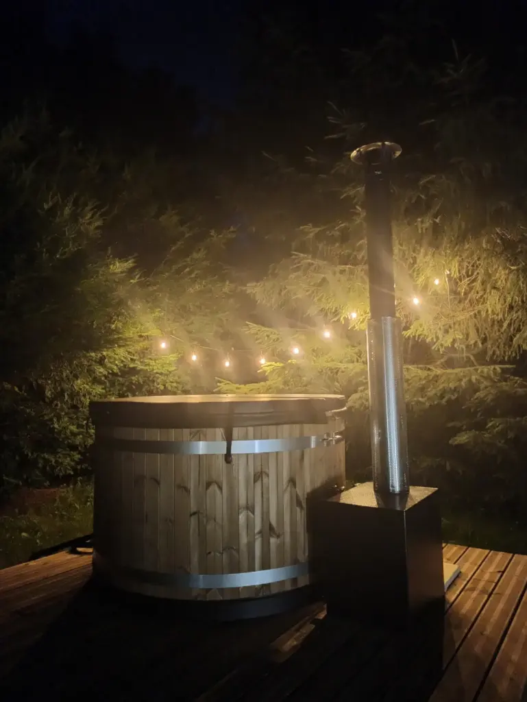 La Parenthèse Insolite : bain nordique illuminé la nuit