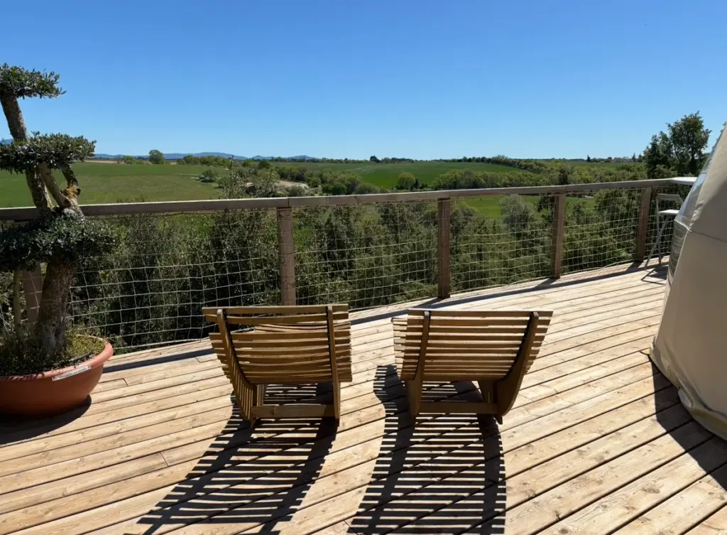 Lavan'dôme : terrasse et transats face à la campagne