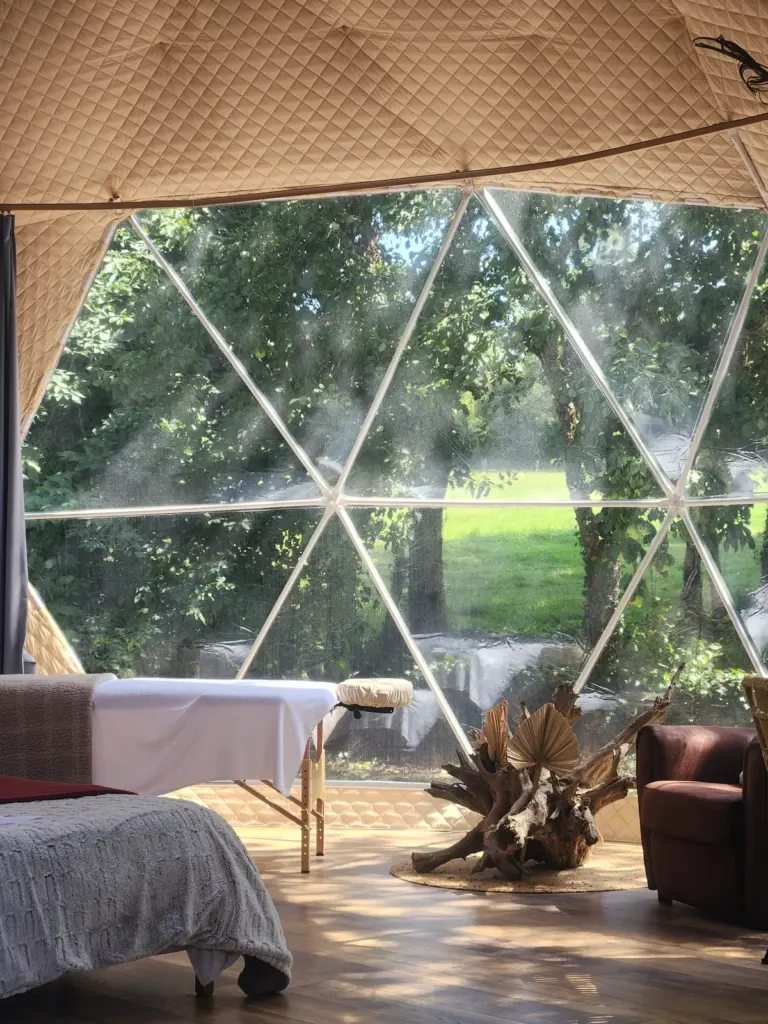Le Cocon d'Amour : vue sur le jardin à travers le dôme