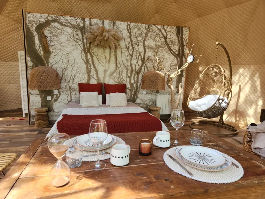 Le Cocon d'Amour : table dressée dans le dôme