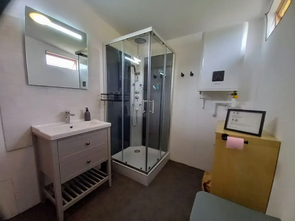 Le Corbier : salle d'eau privée