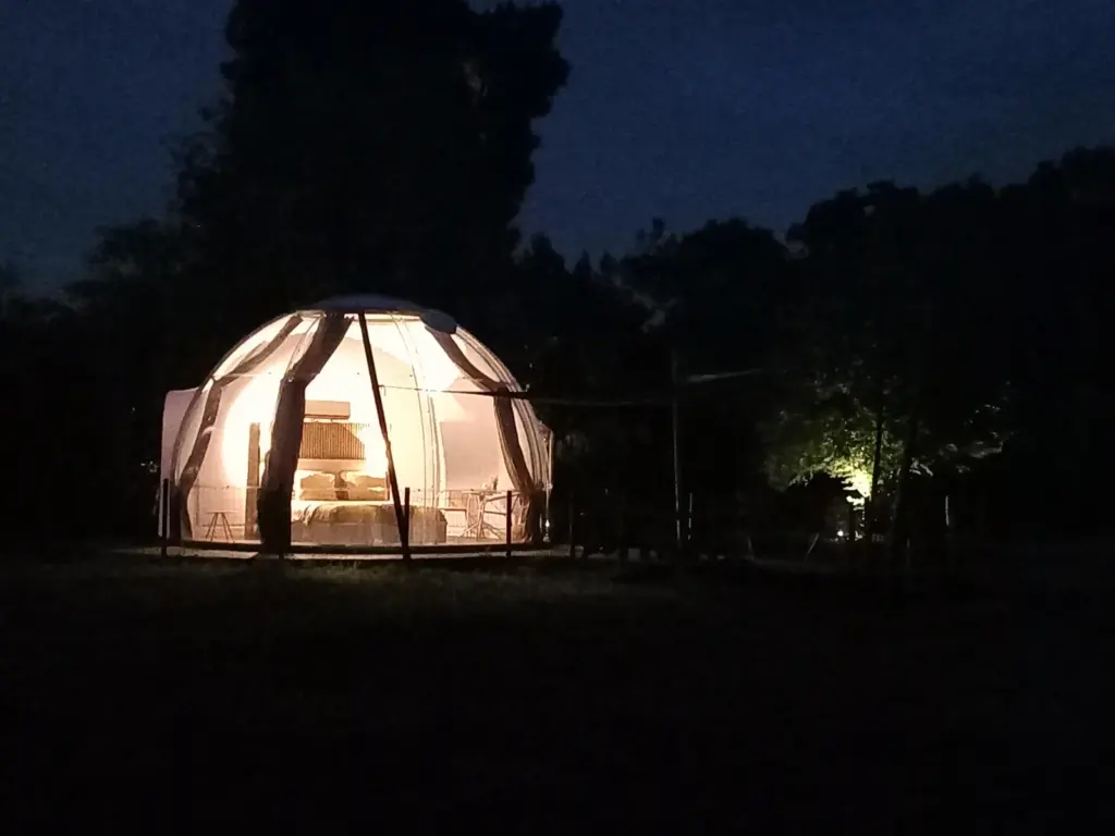 Le Corbier : bulle éclairée la nuit
