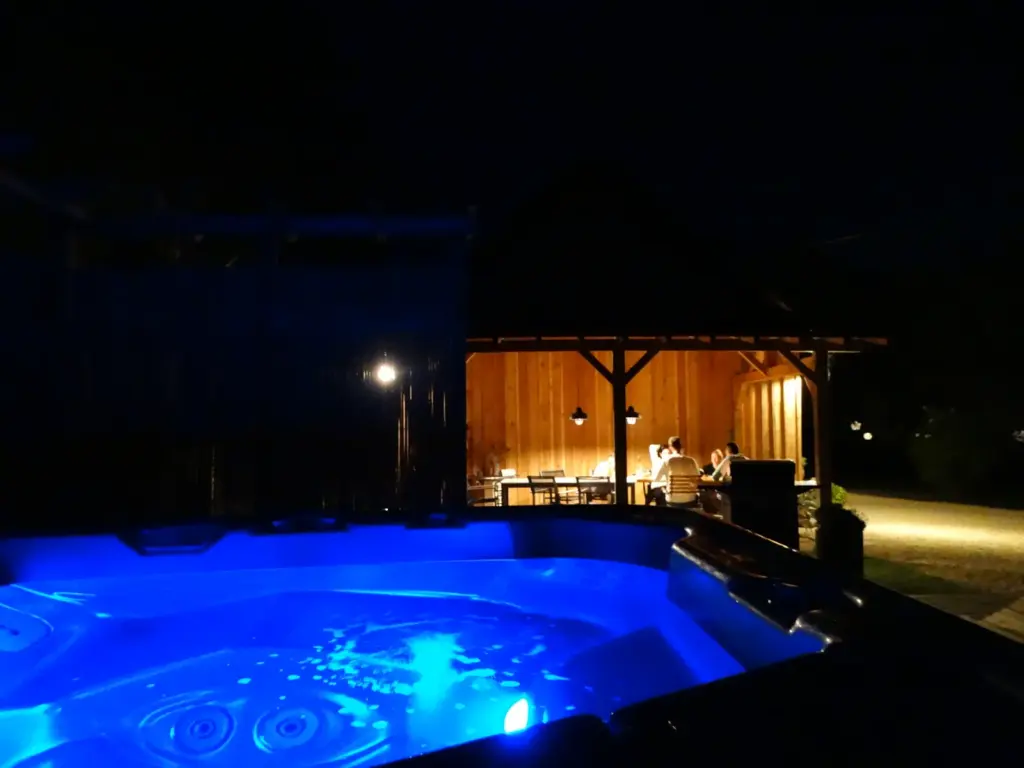 Le Corbier : jacuzzi commun éclairé la nuit