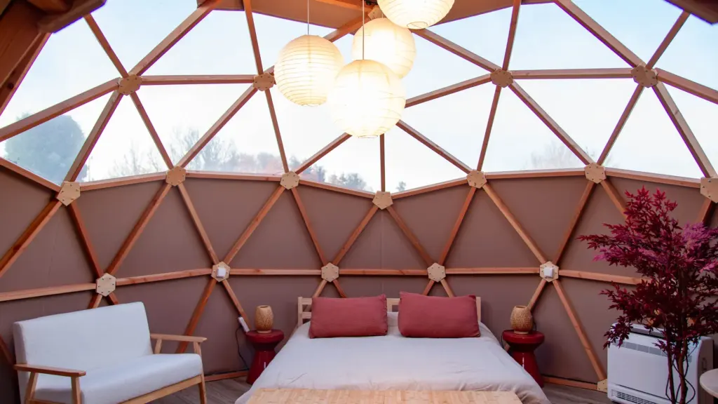 Le Dôme du Levant : lit king size sous le dôme transparent