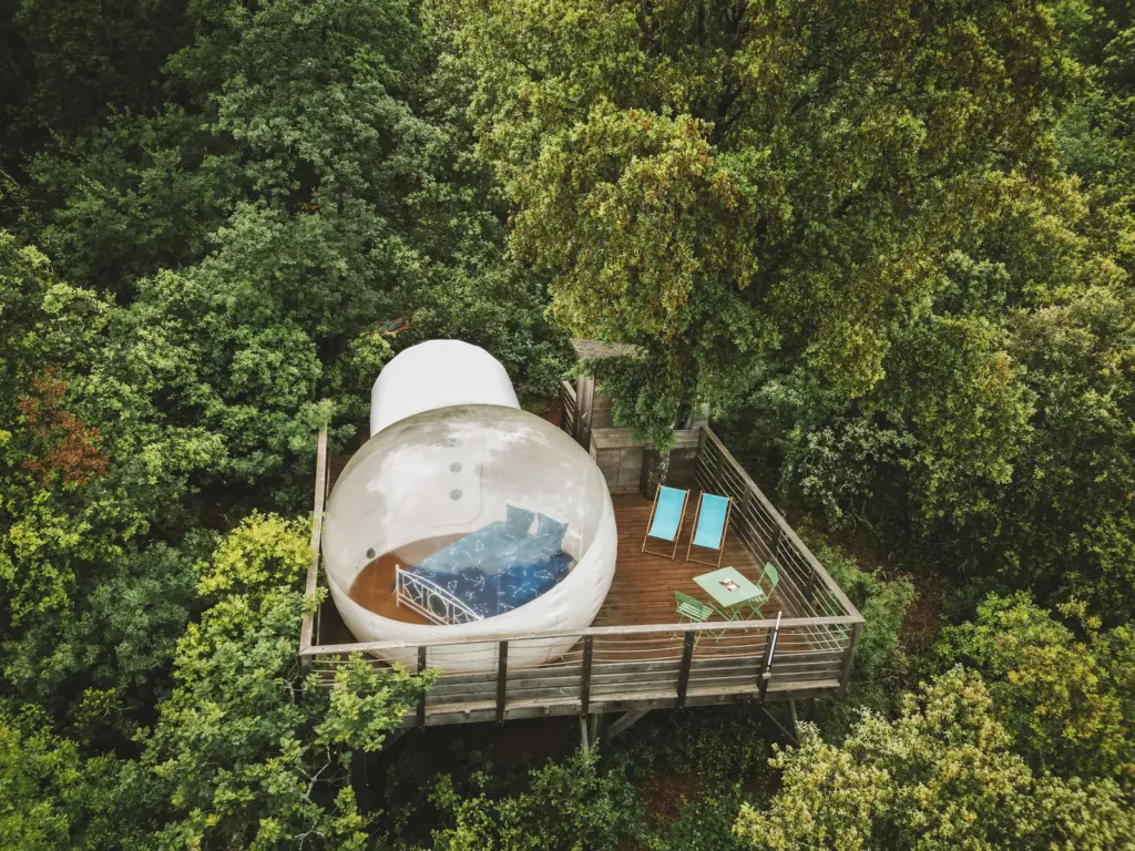 Le Mas du Bois Barbeau : bulle et sa terrasse vues du ciel