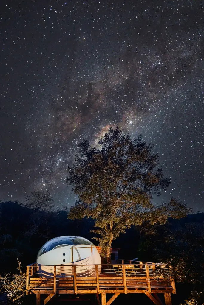 Le Mas du Bois Barbeau : la Voie lactée au-dessus de la bulle