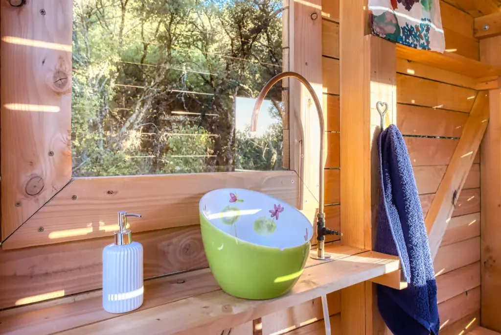 Le Mas du Bois Barbeau : coin toilette en bois
