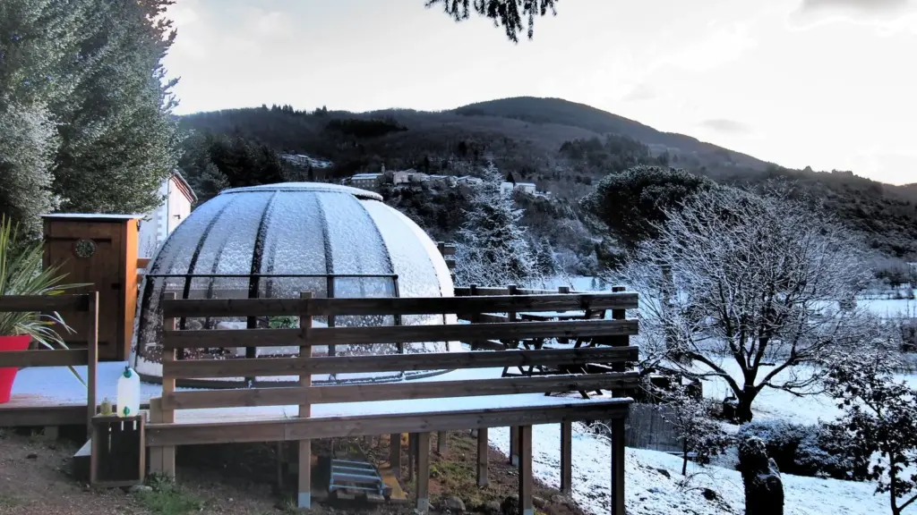 Le Mas du Pestrin : dôme sous la neige