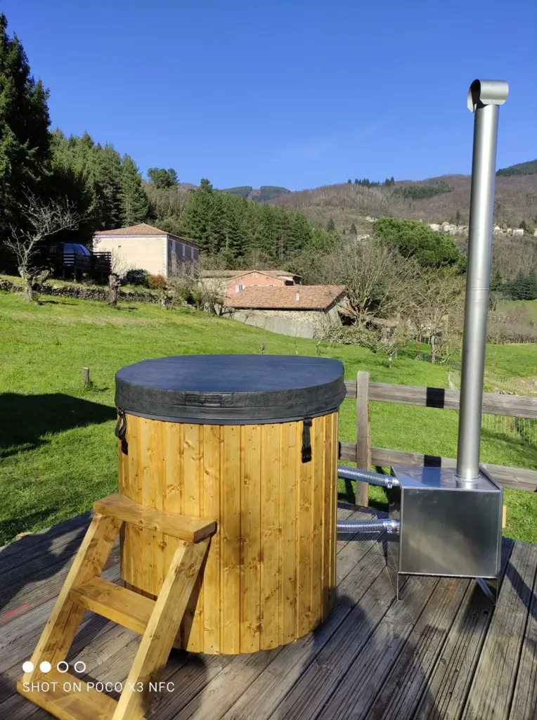 Le Mas du Pestrin : bain nordique face aux montagnes