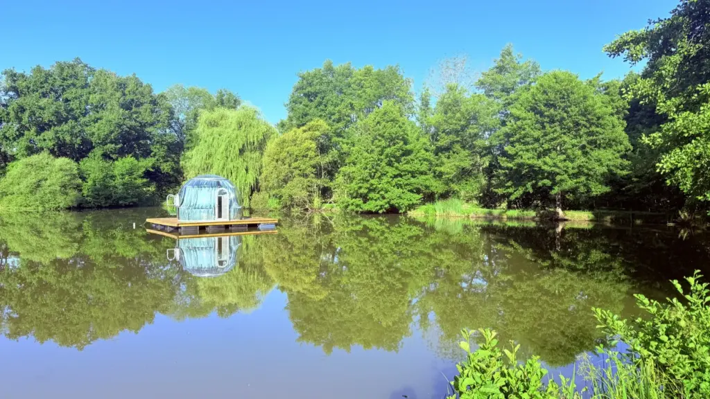Le Pré de Santranges : la bulle sur l'étang, vue de la rive