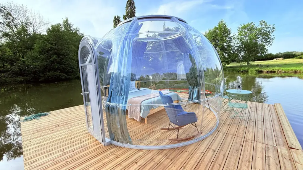 Le Pré de Santranges : bulle et terrasse sur l'eau