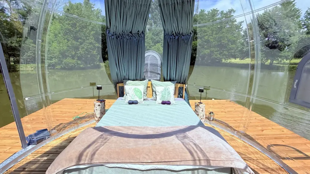 Le Pré de Santranges : lit queen size face à l'étang