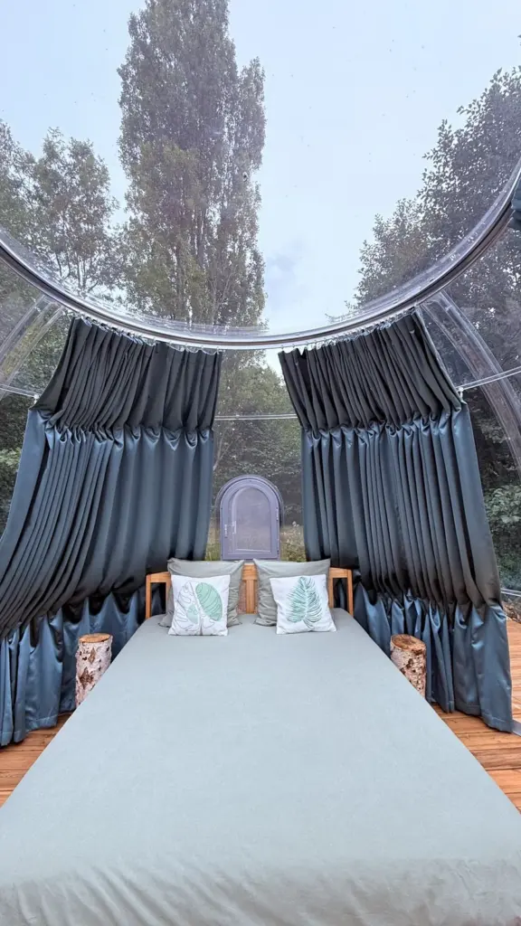 Le Pré de Santranges : lit et rideaux occultants