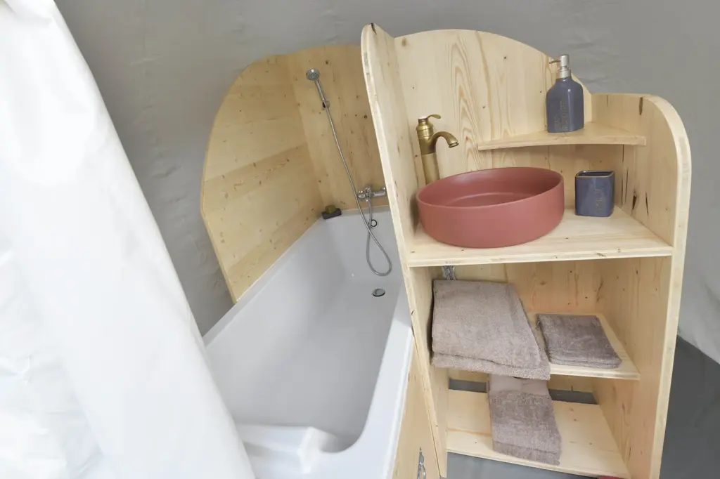 Le P'tit Monde du Morvan : salle de bain avec baignoire