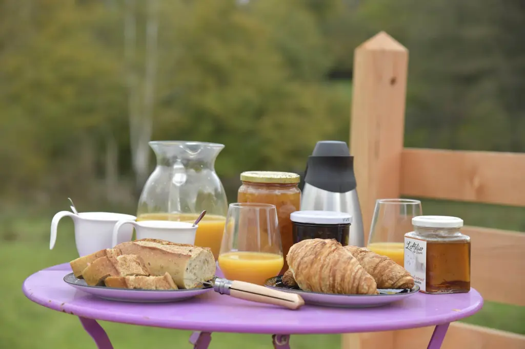 Le P'tit Monde du Morvan : petit-déjeuner servi devant la bulle