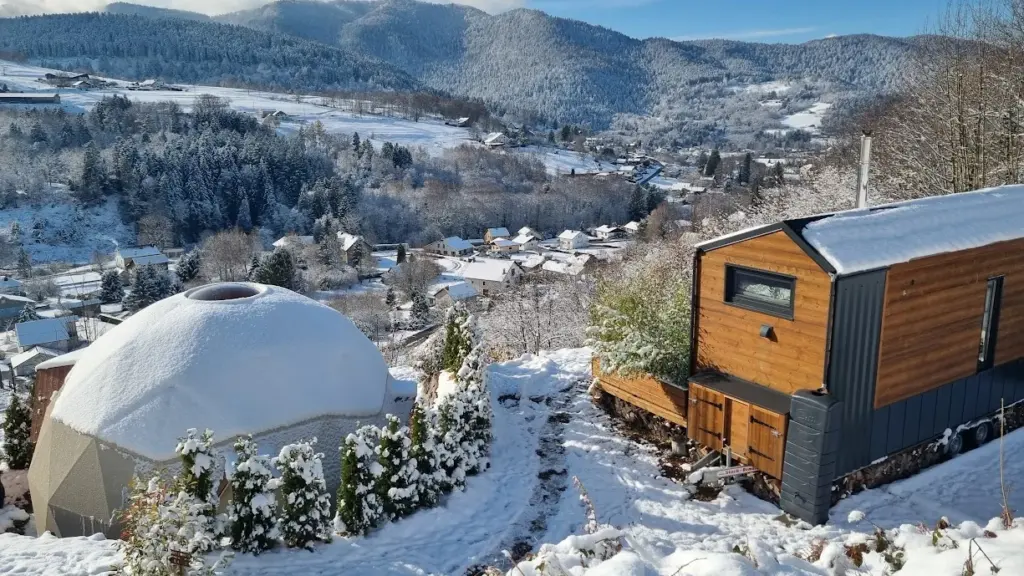 Le Sentier des Étoiles : dôme sous la neige face à la vallée