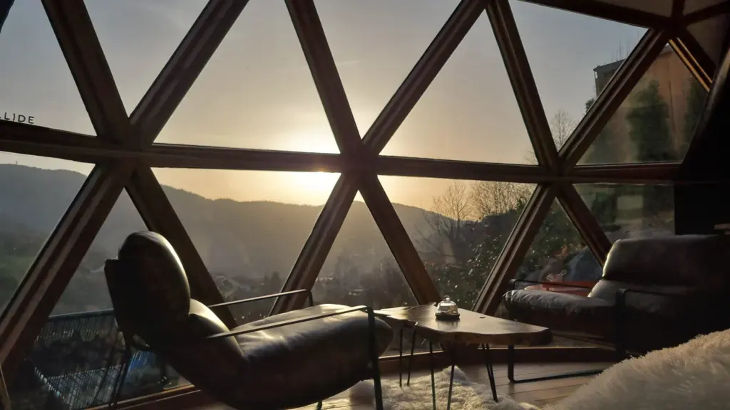Le Sentier des Étoiles : fauteuils face au coucher du soleil