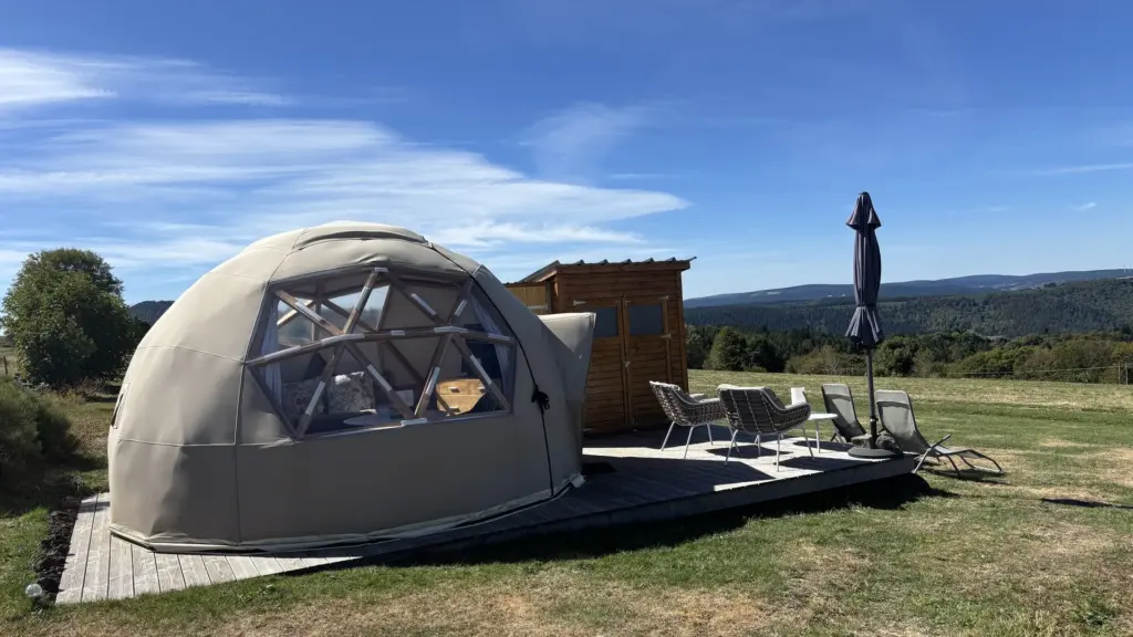 Le Volcanic Dôme : dôme sur sa terrasse dans les Hautes Terres ardéchoises