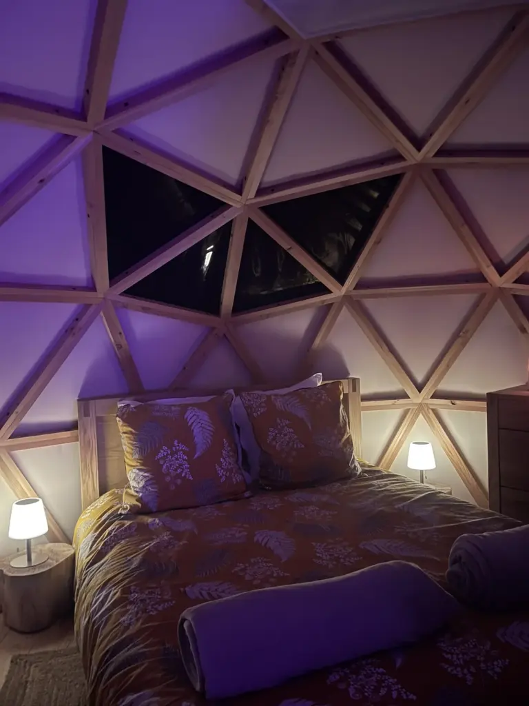 Le Volcanic Dôme : intérieur du dôme éclairé le soir