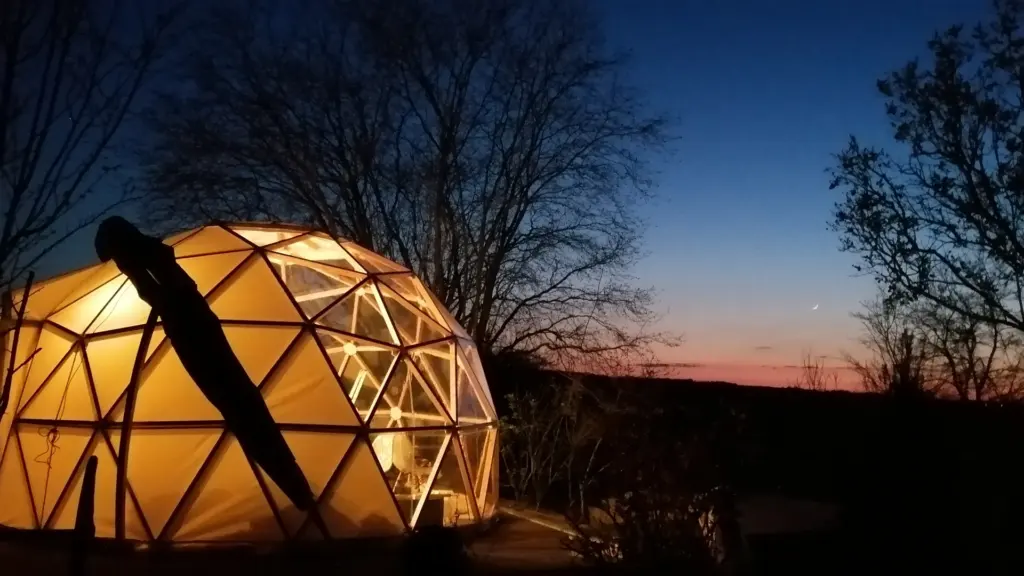 Les 2 Granges : dôme illuminé au coucher du soleil