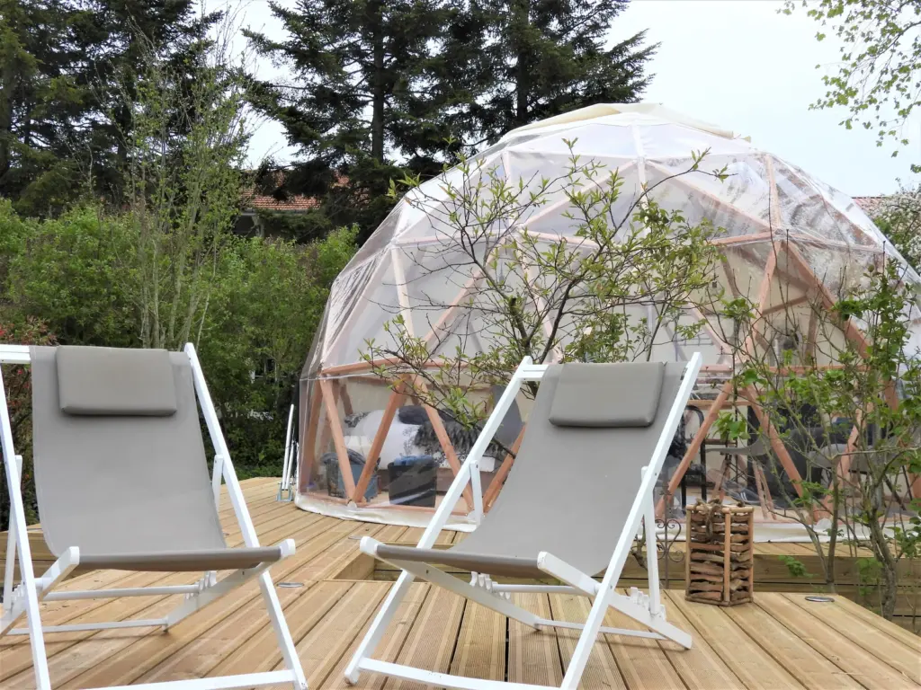 Les 2 Granges : dôme et transats dans le jardin
