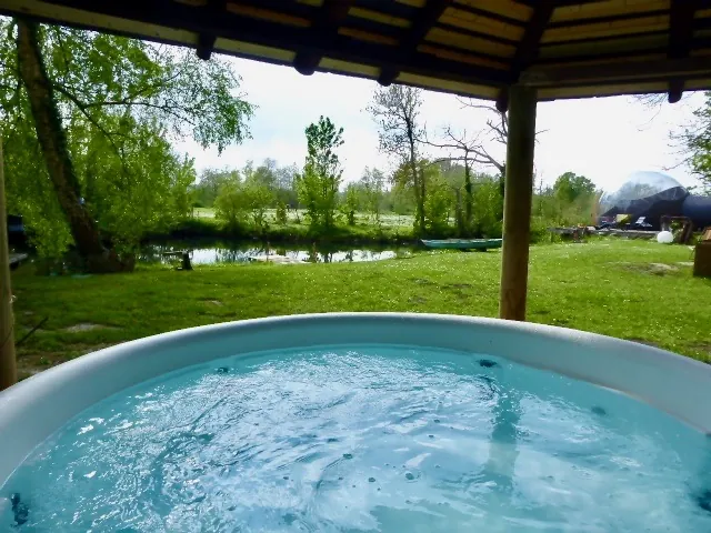 Les Aires en Scènes : spa privatif sous le kiosque face à l'étang